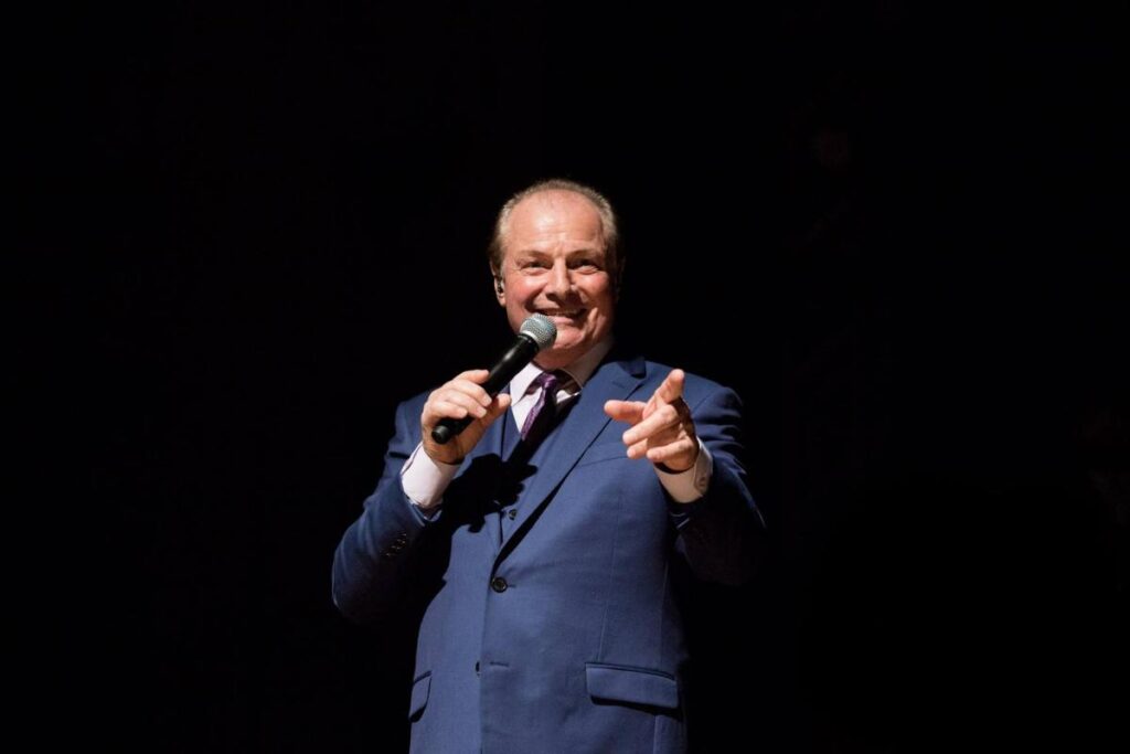 cantor, Tony Angeli, música