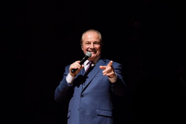 cantor, Tony Angeli, música