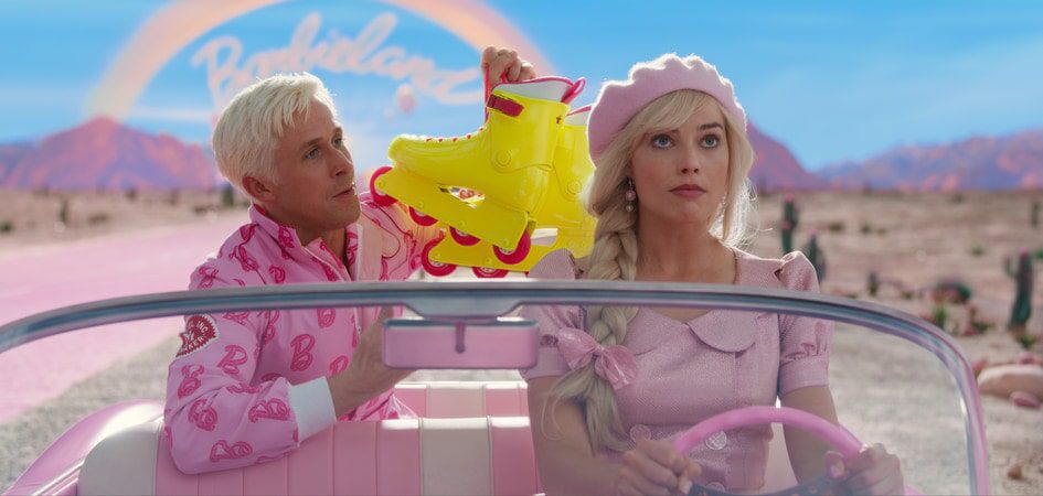 Margot Robbie e Ryan Gosling levam o mundo cor-de-rosa de 'Barbie' para o streaming. Divulgação: TM & © 2023 Warner Bros. Entertainment Inc.