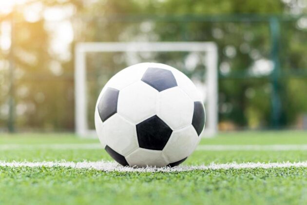 Bola no centro do campo à frente do gol. Imagem para ilustrar compra dos direitos do Brasileirão pela Record