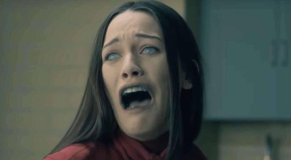 Atriz Victoria Pedretti aparece em pânico com os olhos brancos.