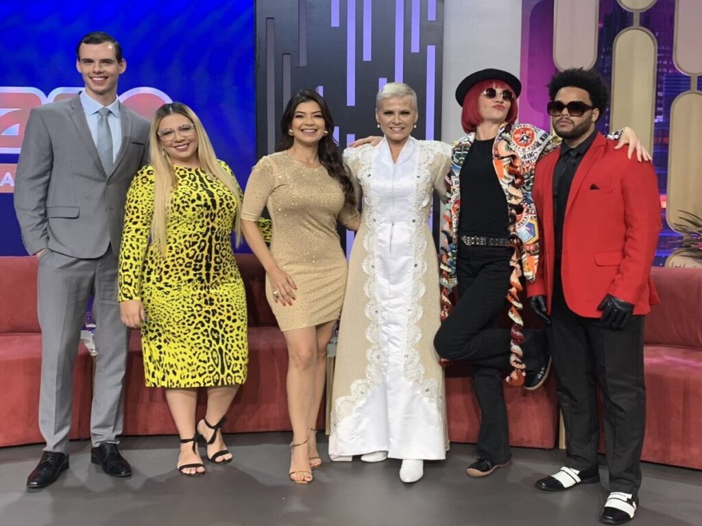 Amanda Françoso no palco com covers