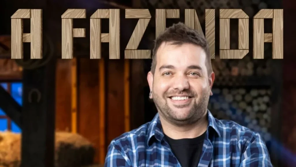 Sander Mecca está com camiseta xadrez azul e sorrindo