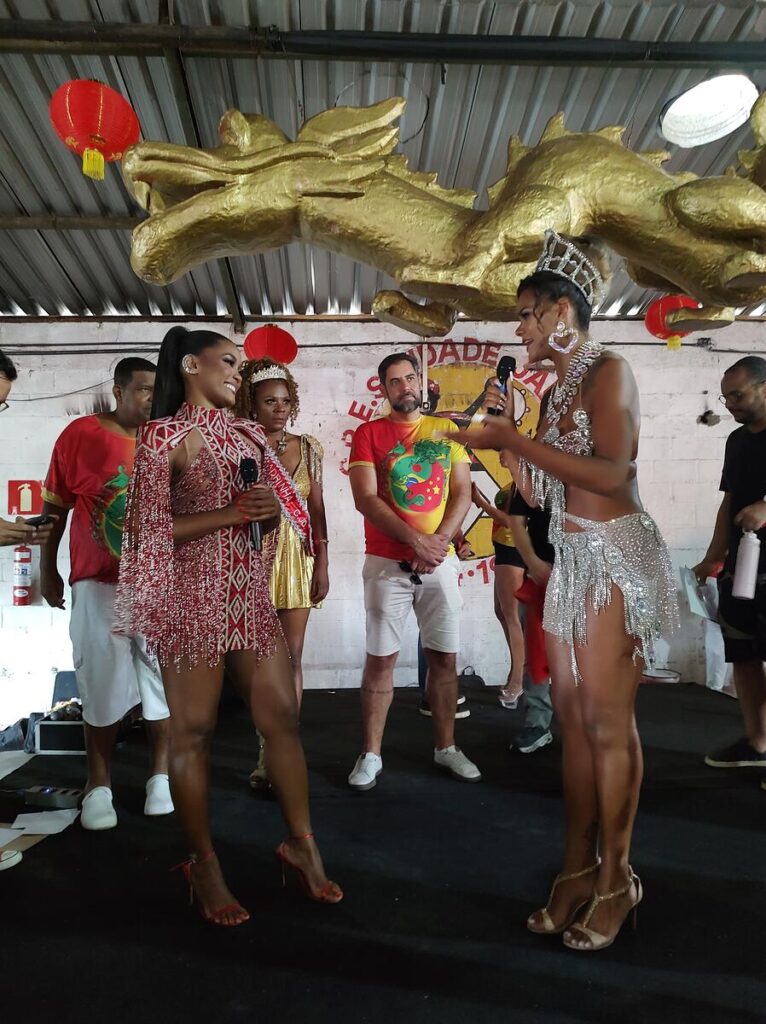 erika januza veste vestido com detalhes vermelhos carnavalescos.
