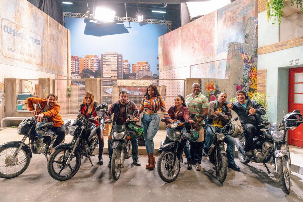 Elenco do humorístico No Corre. Marco Luque ao centro