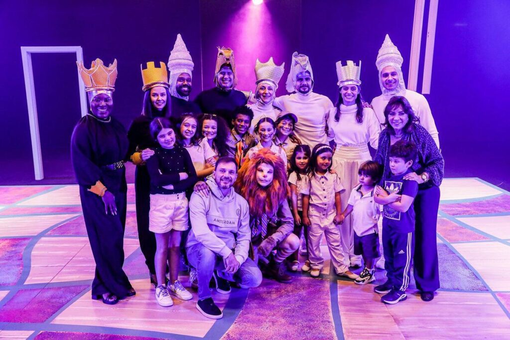 Família Abravanel e elenco no estúdio de A Infância de Romeu e Julieta