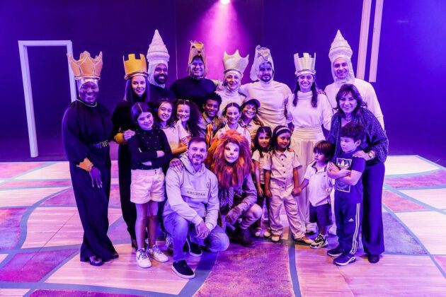 Família Abravanel e elenco no estúdio de A Infância de Romeu e Julieta