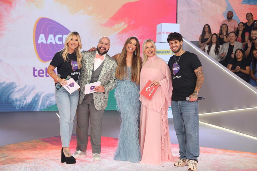 Virgínia Fonseca, Tiago Abravanel, Patrícia Poeta, Eliana e Zé Felipe no palco do Teleton