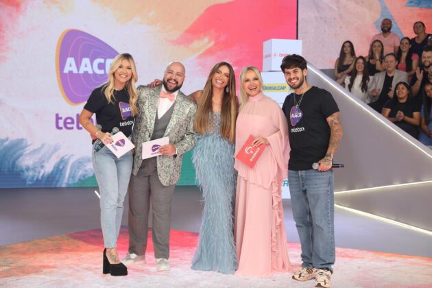 Virgínia Fonseca, Tiago Abravanel, Patrícia Poeta, Eliana e Zé Felipe no palco do Teleton