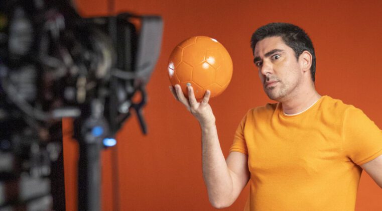 Marcelo Adnet no estúdio durante evento esportivo