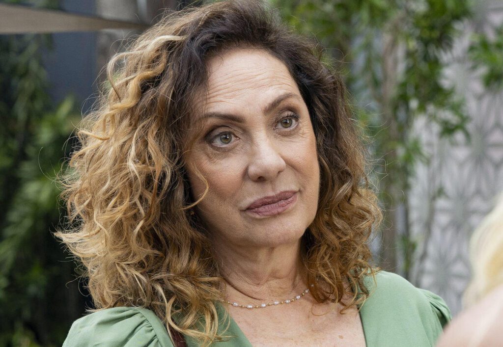 Eliane Giardini é Agatha em Terra e Paixão