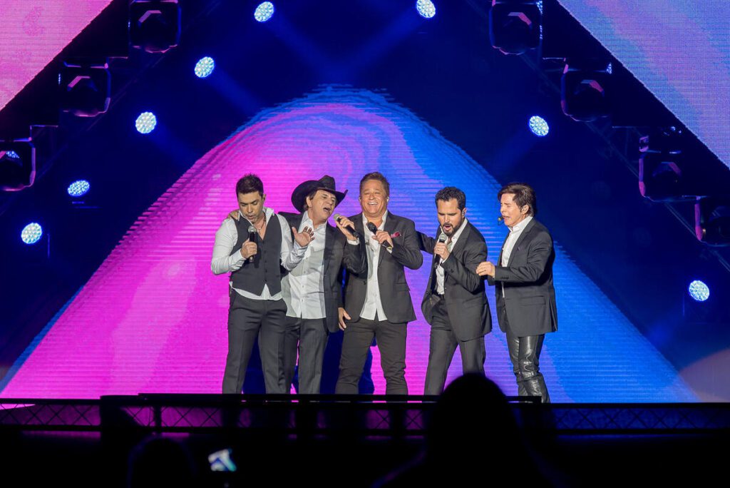 Zezé Di Carmargo e Luciano, Chitãozinho e Xororó e Leonardo no show Amigos