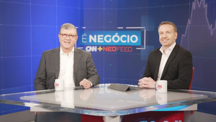 Rubens Ometto (à esquerda), da Cosan, é o entrevistado de Carlos Sambrana (à direita) na estreia do “É Negócio”