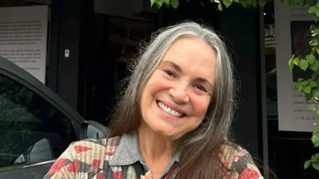 A triz Regina Duarte aparece sorridente para a foto