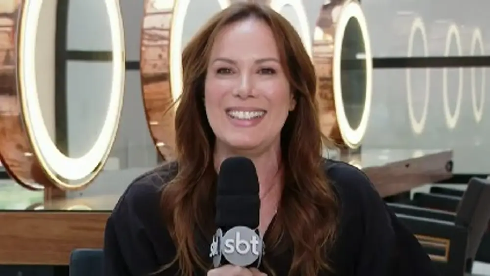 Regina Volpato segura microfone do SBT