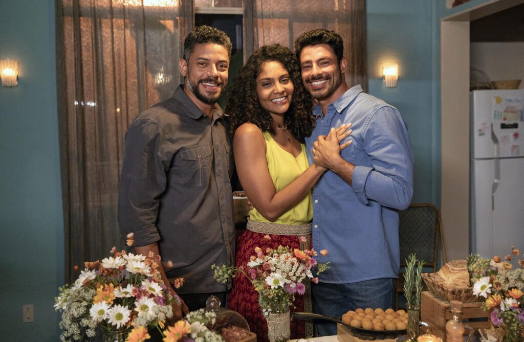Jonatas, Aline e Caio durante noivado de Aline e Caio.