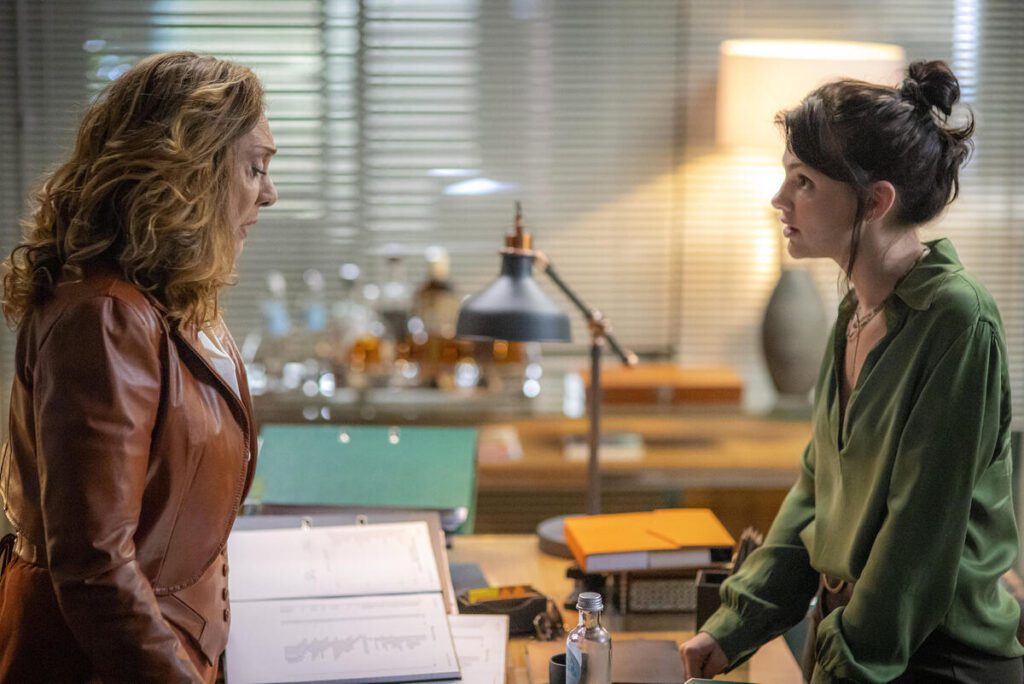 Agatha e Petra na sala de Antonio