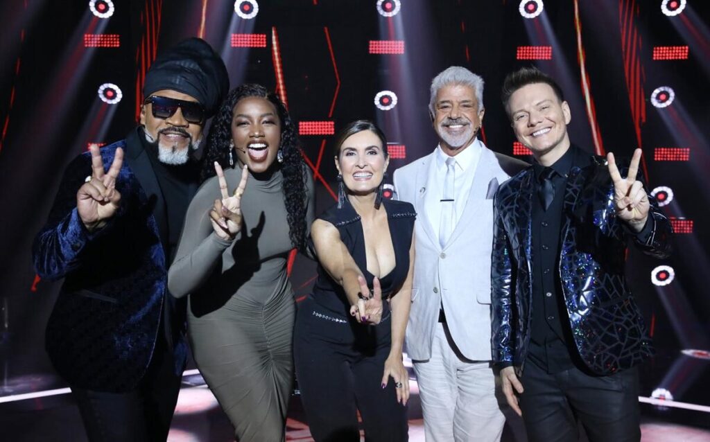 Fátima Bernardes , IZA, Lulu Santos, Carlinhos Brown e Michel Teló no cenário do The Voice
