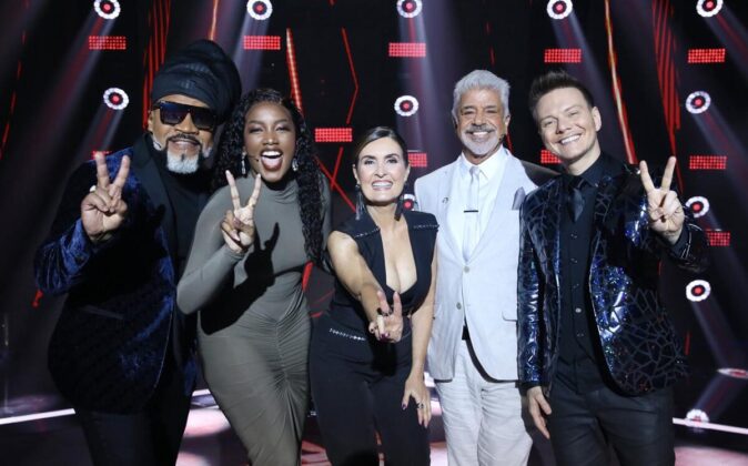 Fátima Bernardes , IZA, Lulu Santos, Carlinhos Brown e Michel Teló no cenário do The Voice