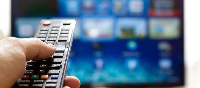 arte com controle remoto em destaque e plataformas de streaming