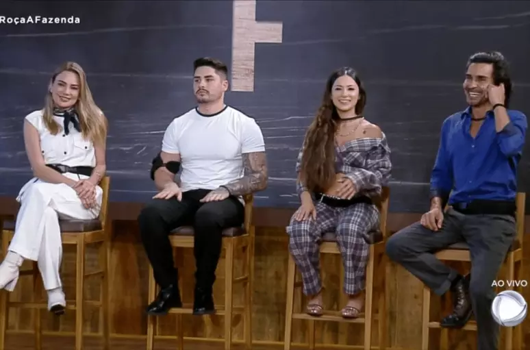 Rachel, Lucas, Nathalia e André estão sentados em banquinhos.