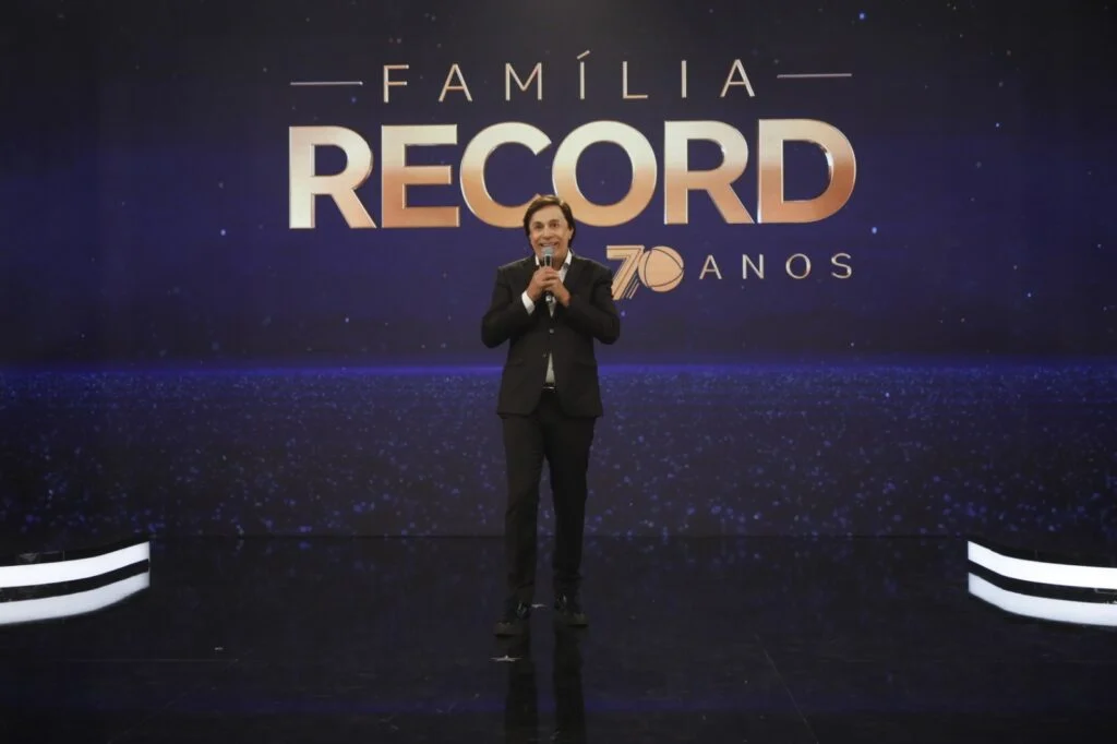Tom Cavalcante no cenário do especial da Record