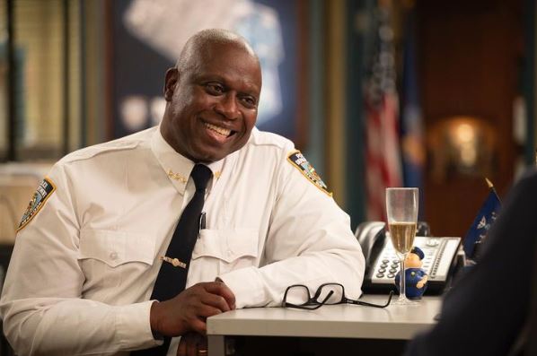 André Braugher aparece vestido de policial como seu personagem Holt.