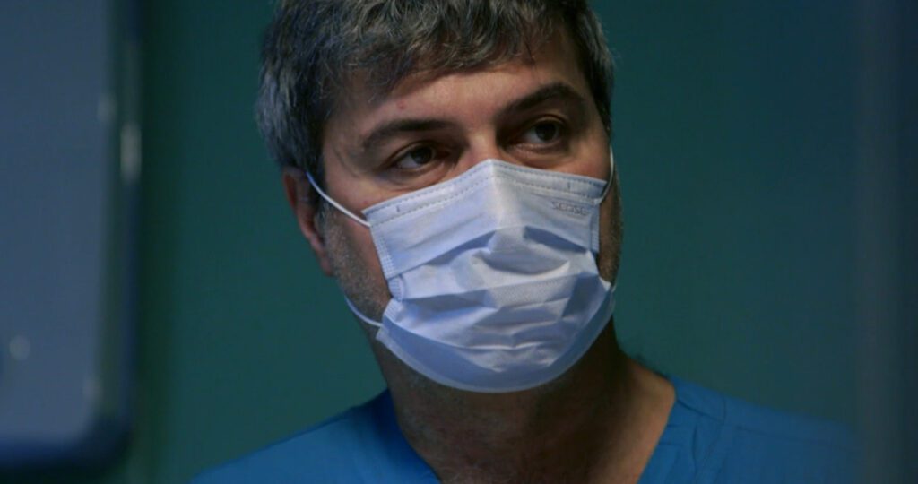 A imagem mostra o Doutor Palo Macchirini com roupas azul de cirurgião e máscara cirúrgica.