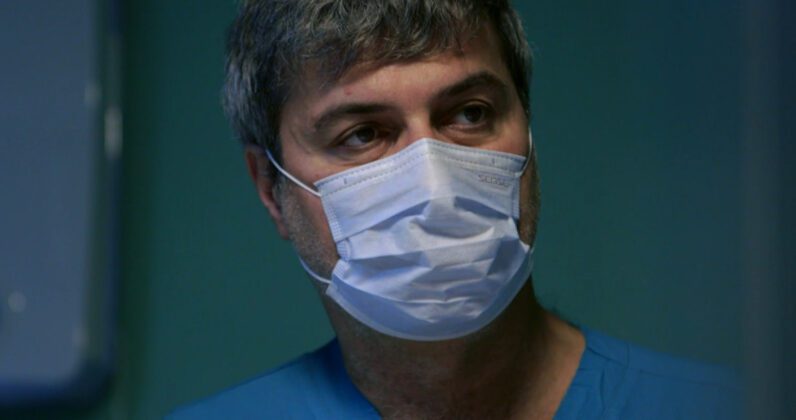 A imagem mostra o Doutor Palo Macchirini com roupas azul de cirurgião e máscara cirúrgica.