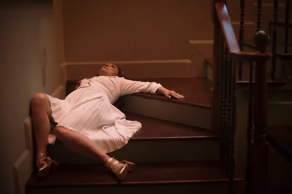 Agatha morta na escada