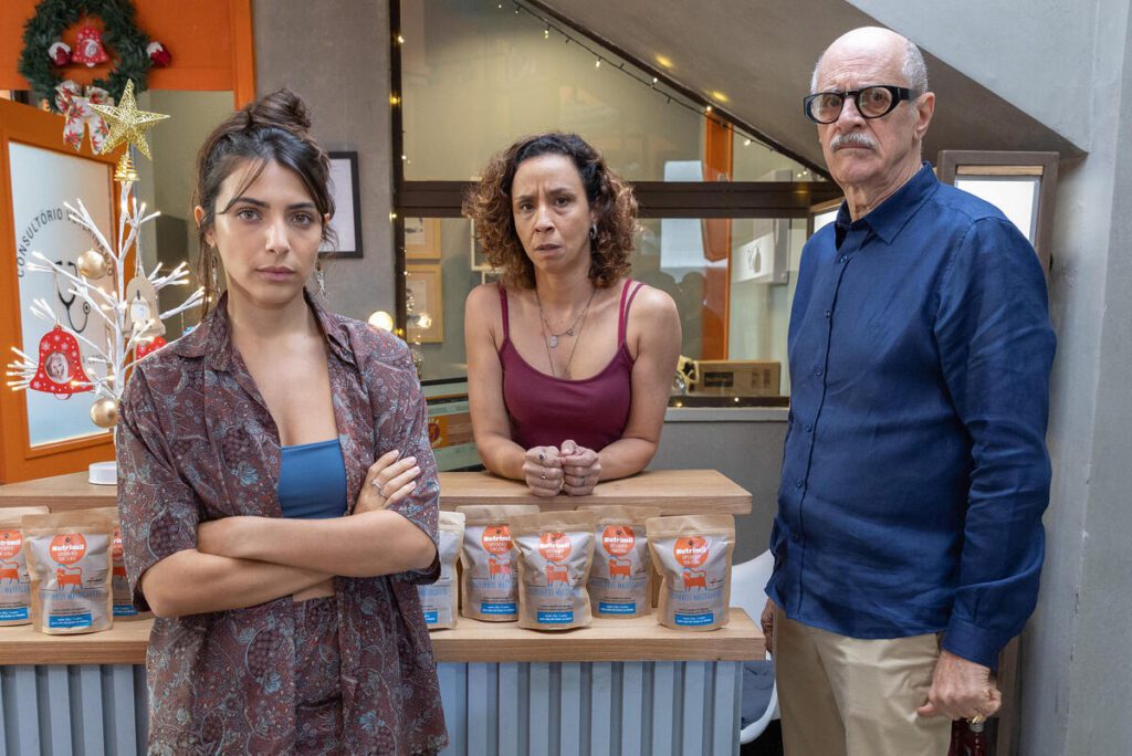 Ísis (Rayssa Bratillieri), Adriana (Thalita Carauta) e Sérgio (Marcus Caruso)