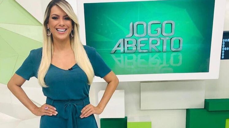 Renata Fan no cenário do Jogo Aberto