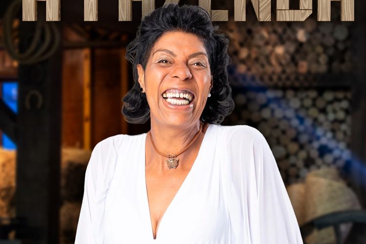 Márcia Fu esta sorrindo usando camisa branca e colar