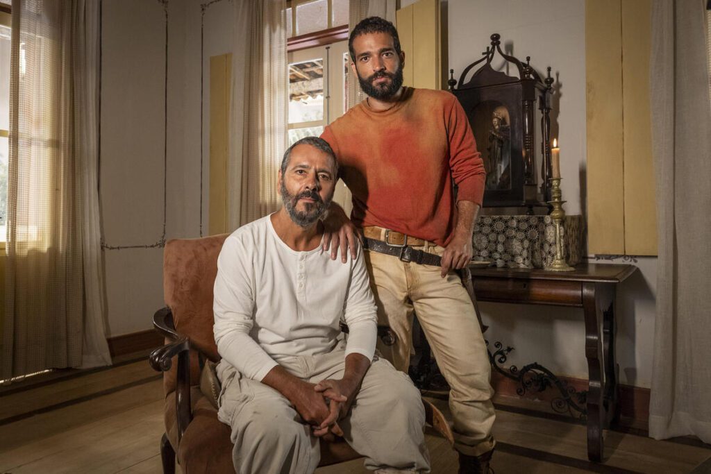 Marcos Palmeira e Humberto Carrão como José Inocêncio