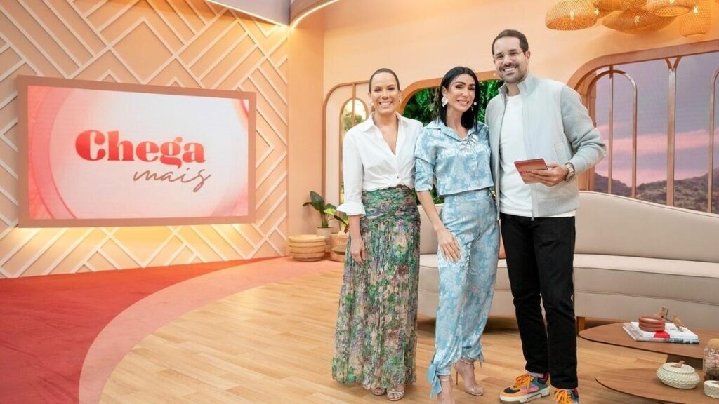 Regina Volpato, Michele Barros e Paulo Mathias no cenário do Chega Mais