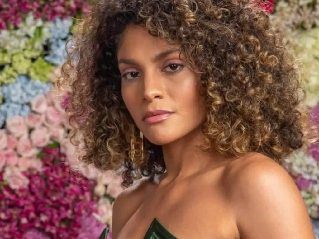 Bárbara Reis em foto promocional de Todas as Flores