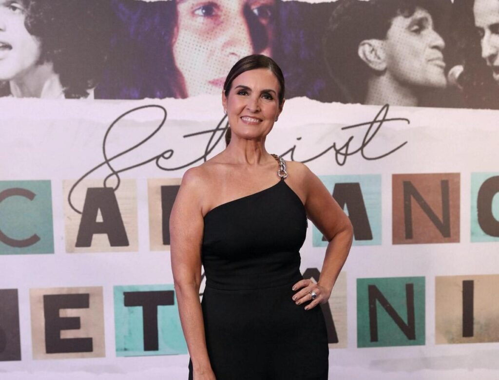Fátima Bernardes à frente do painel em homenagem a Caetano Veloso e Maria Bethânea