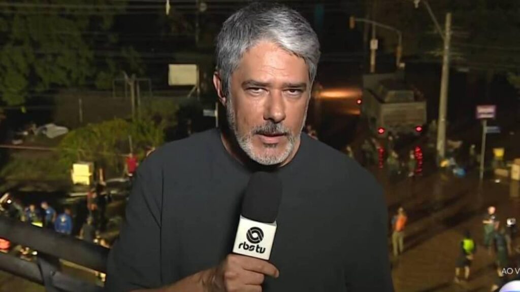Willian Bonner apresenta o Jornal Nacional direto das ruas de Porto Alegre