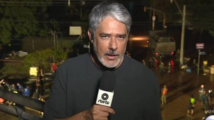 Willian Bonner apresenta o Jornal Nacional direto das ruas de Porto Alegre