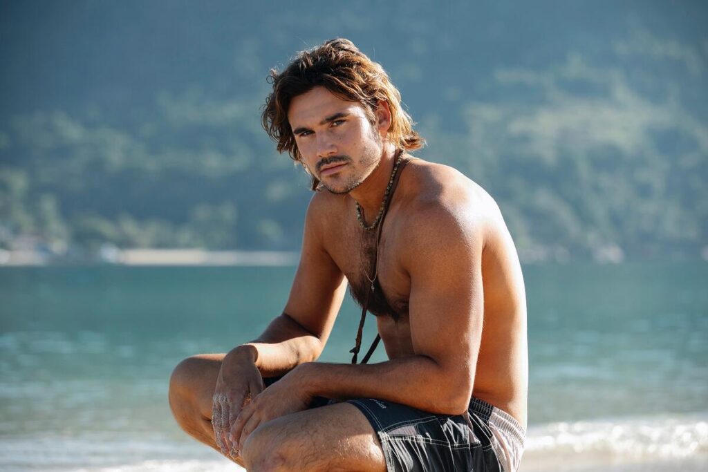 Nicolas Prattes grava como Rudá, personagem de Mania de Você