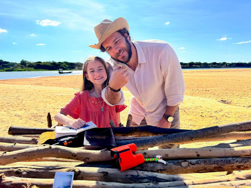 Anna e Paulo em cena do primeiro capítulo de A Caverna Encantada, novela do SBT