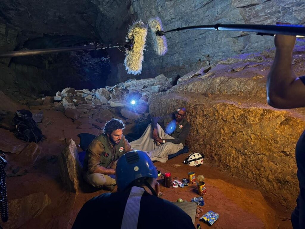 Ricardo Mantoanelli dirige cena externa de A Caverna Encantada