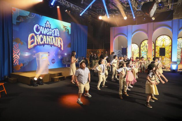 Elenco infantil de A Caverna Encantada em apresentação durante a coletiva de imprensa