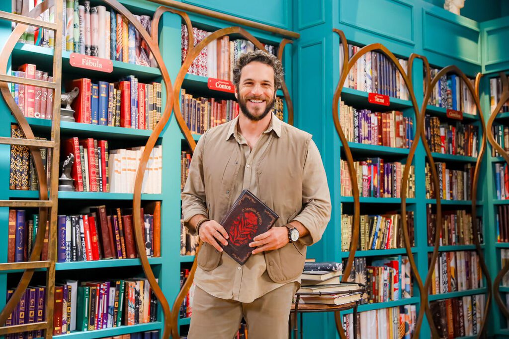 Paulo na biblioteca do colégio de A Caverna Encantada