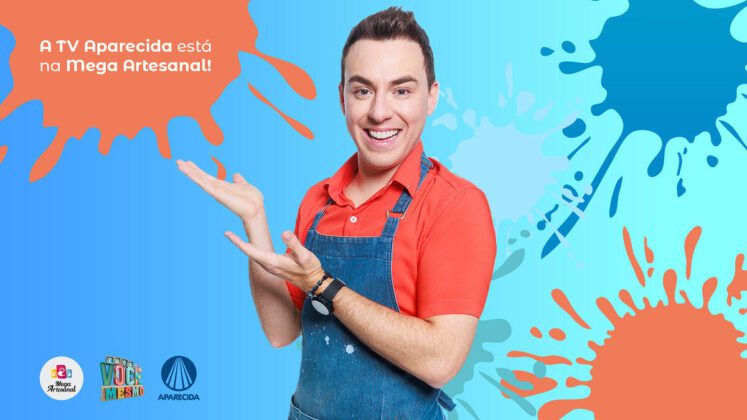 Rogério Chiaravalli posa com o banner promocional da feira