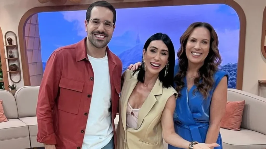 Paulo Mathias, Michelle Barros e Regina Volpato no cenário do Chega Mais