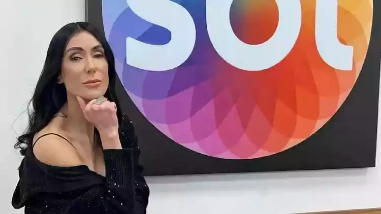 Michelle Barros, do Chega Mais, à frente do logo do SBT