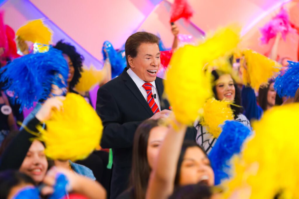 Silvio Santos no meio do auditório de seu programa