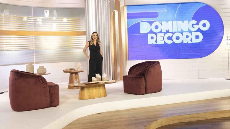 Rachel Sheherazade no cenário do Domingo Legal