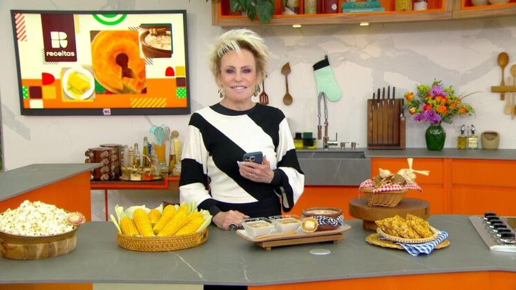 Ana Maria Braga no cenário do Mais Você